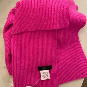 Never worn pink JCrew ribbed scarf in super soft yarn.
